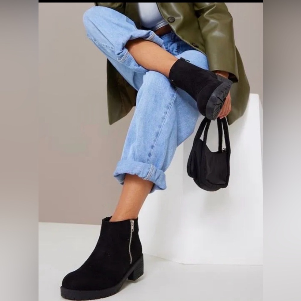 BLACK FAUX SUEDE ZIP ANKLE BOOTS. SZ 6 US
